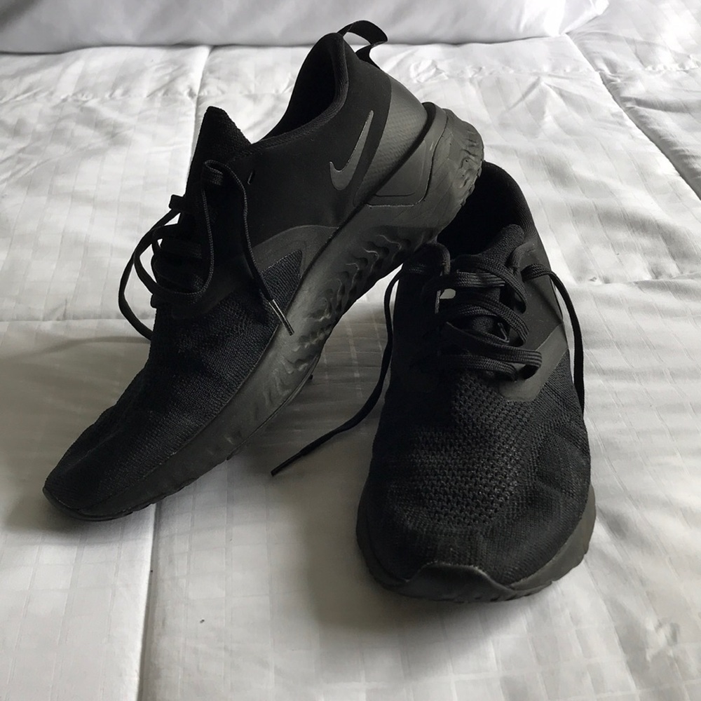 NIKE men’s black running shoes